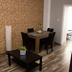 Broadway B2 *